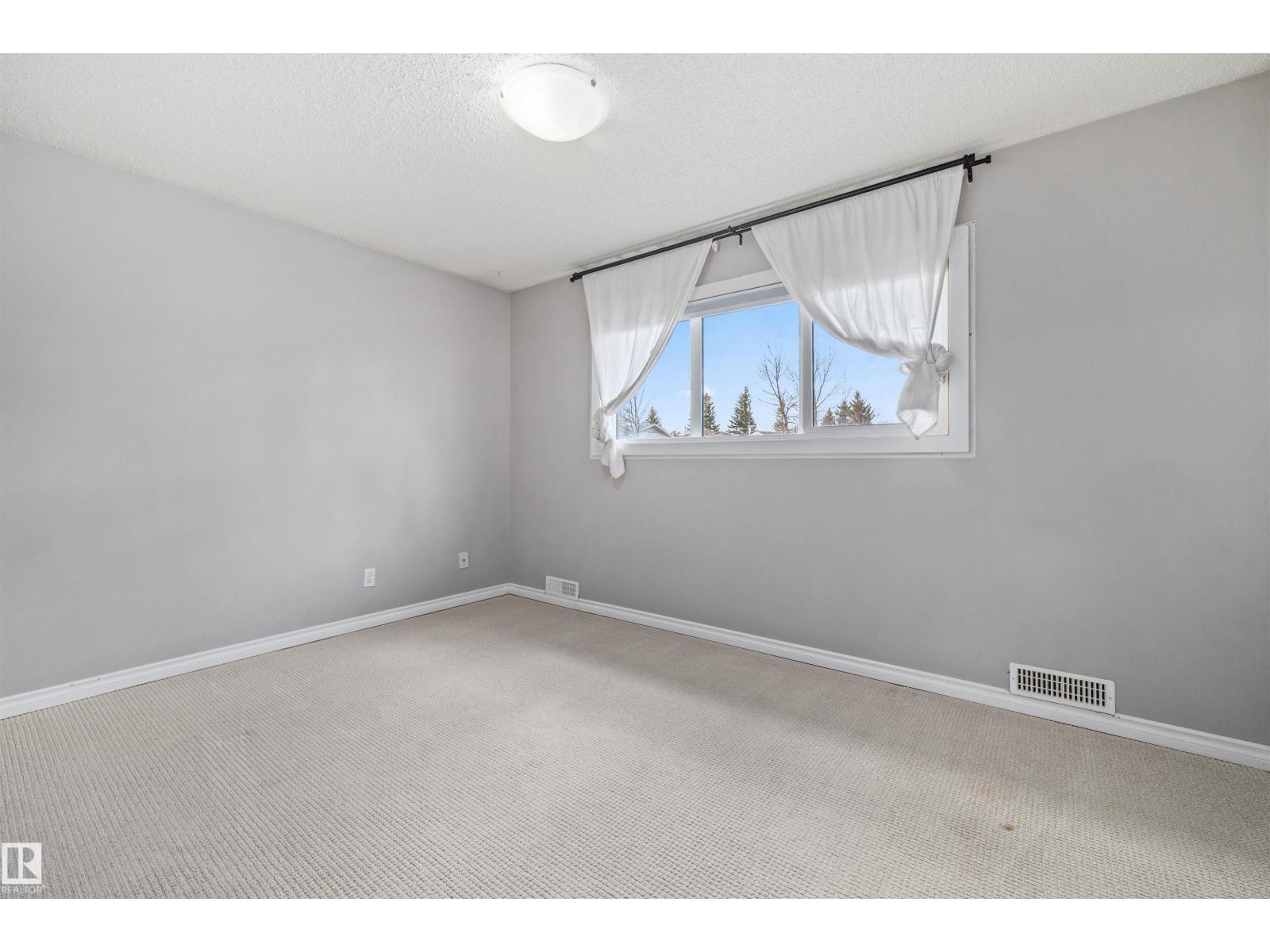 7927 71 AV NW - 22