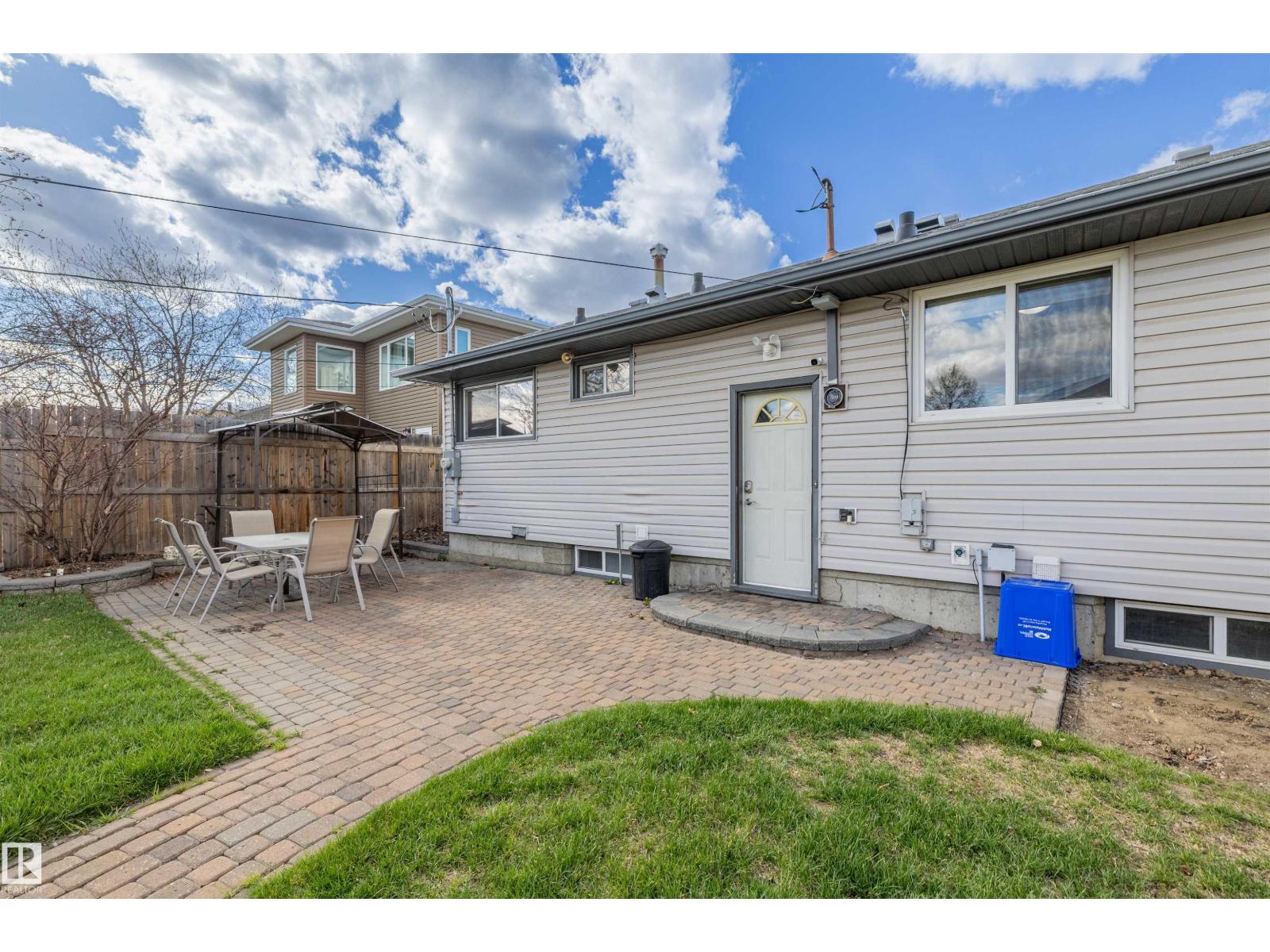 7927 71 AV NW - 38