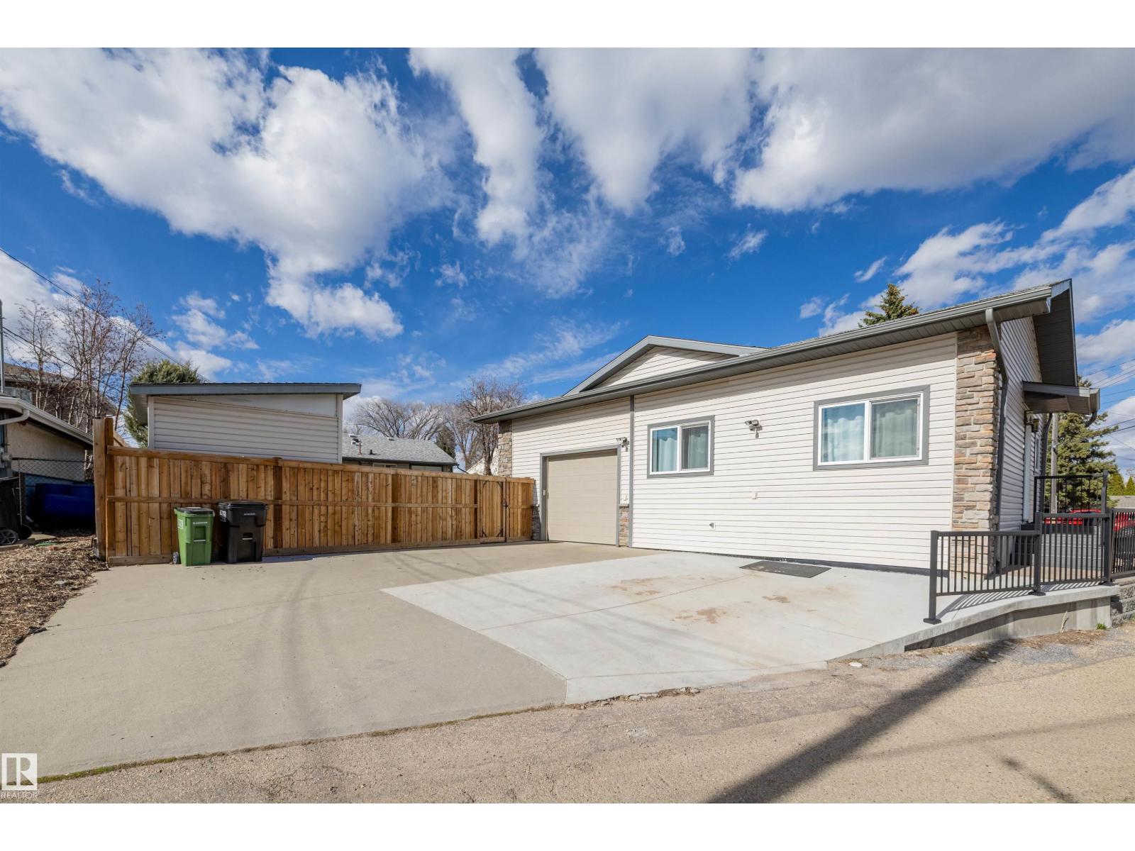 7927 71 AV NW - 40
