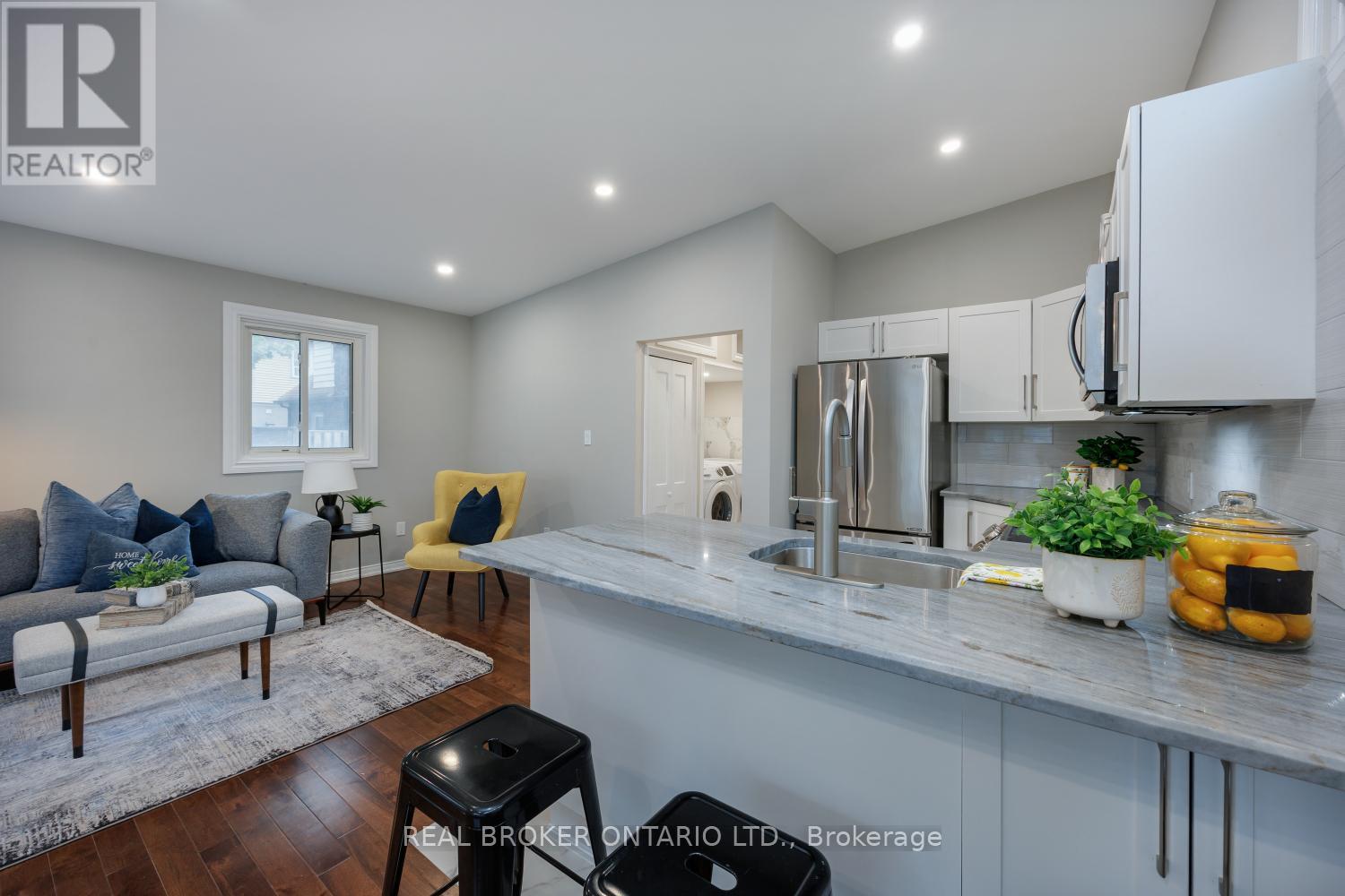 234 OSHAWA BOULEVARD N - 32