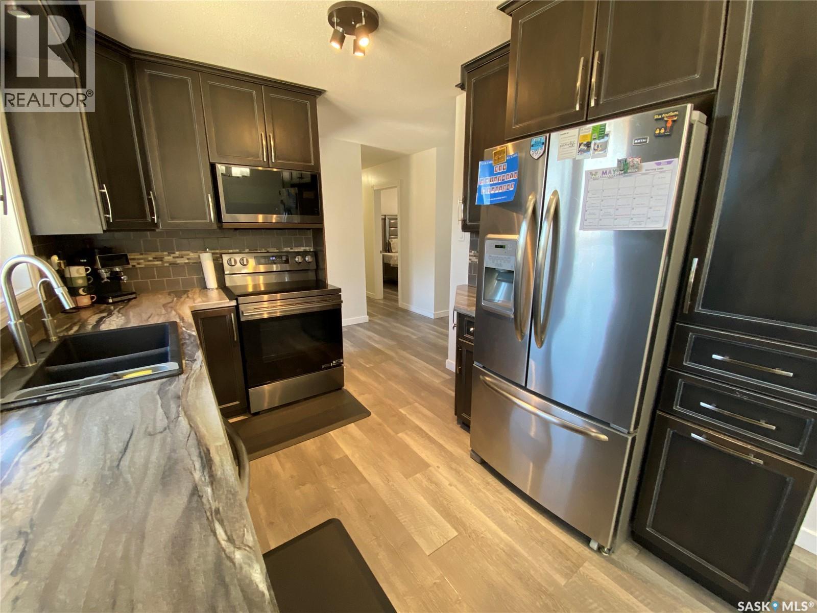 23 Crestwood CRESCENT - Image 2