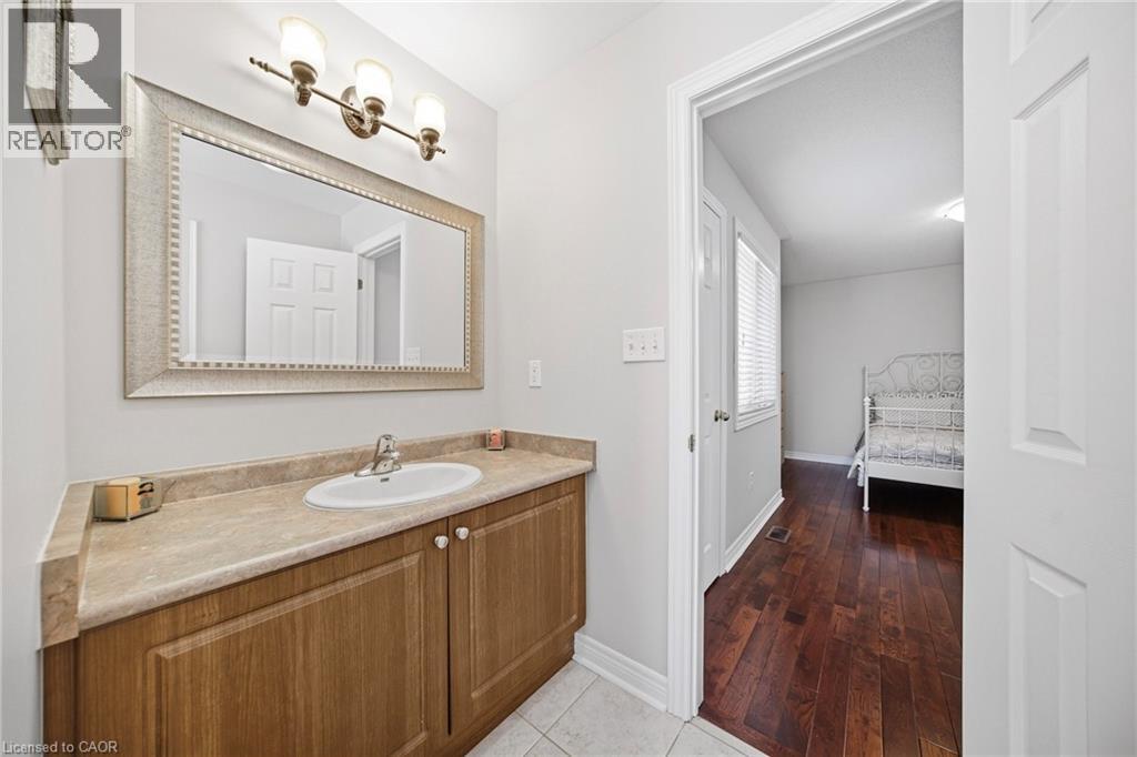 884 STOUTT Crescent, Milton, Ontario, L9T7R1 — Photo 10