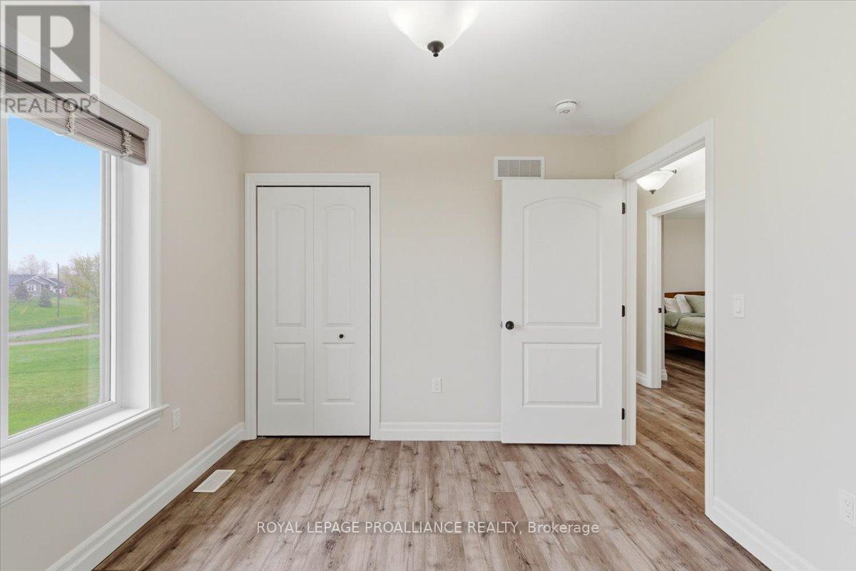 70 LIVINGWOOD CRESCENT - 20