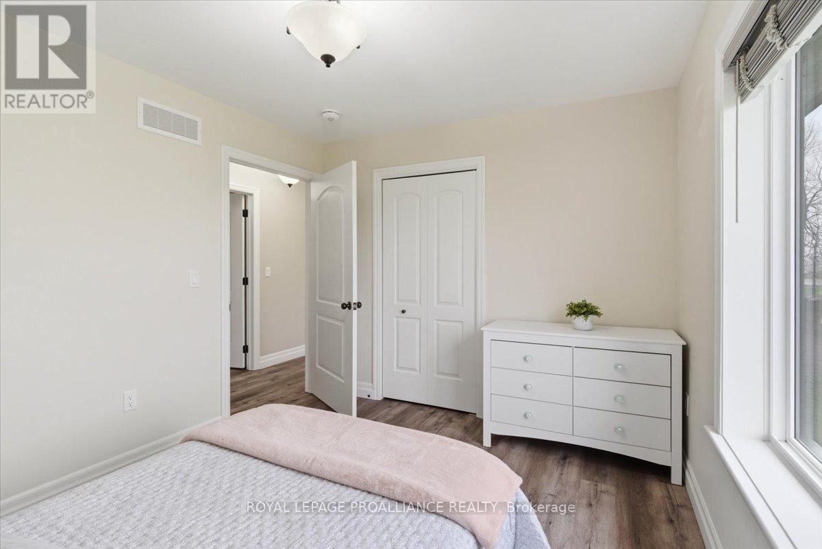 70 LIVINGWOOD CRESCENT - 26