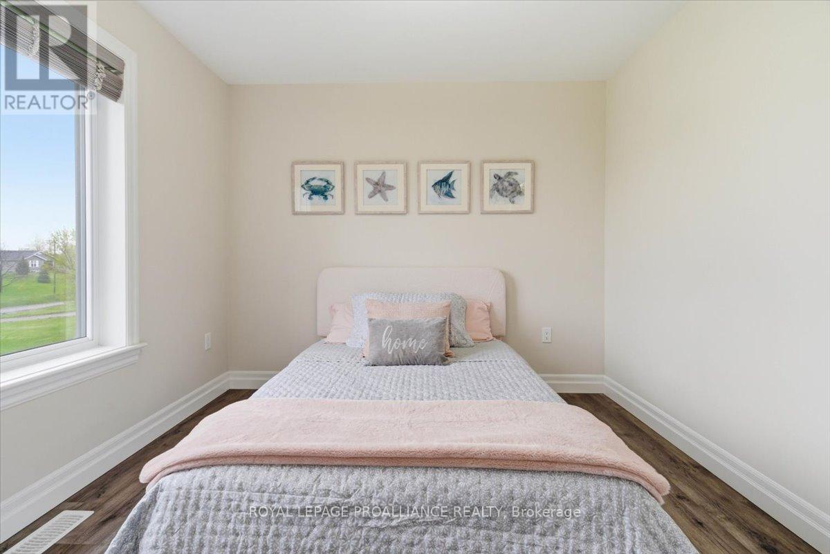 70 LIVINGWOOD CRESCENT - 27