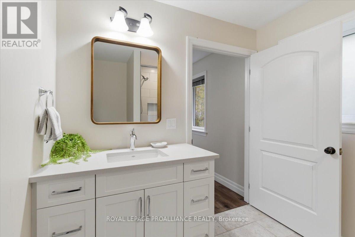 70 LIVINGWOOD CRESCENT - 32