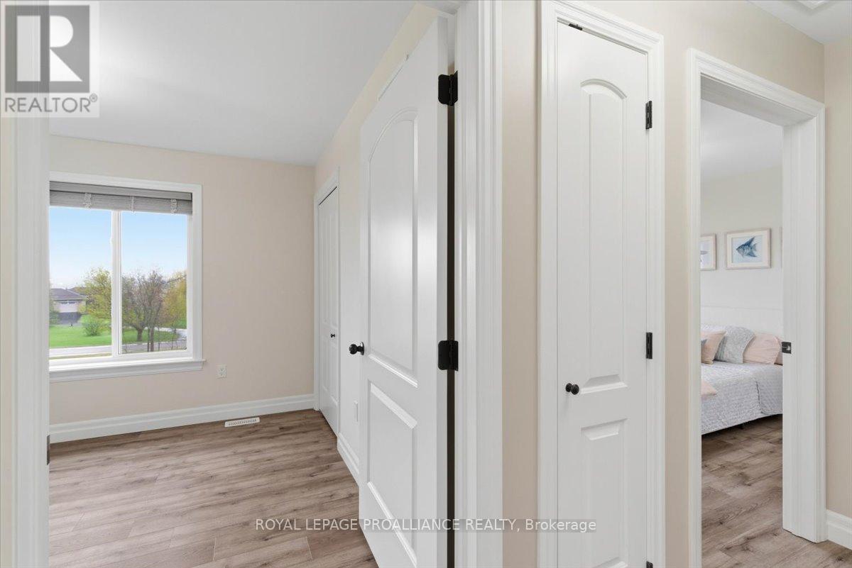 70 LIVINGWOOD CRESCENT - 33