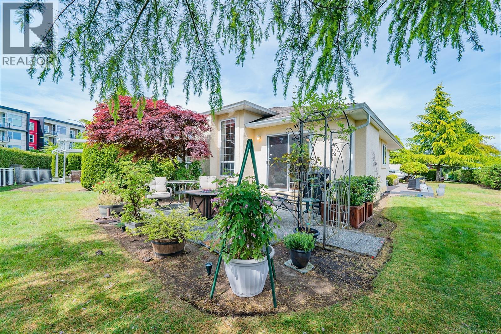 6137 Saturna Ave - 30