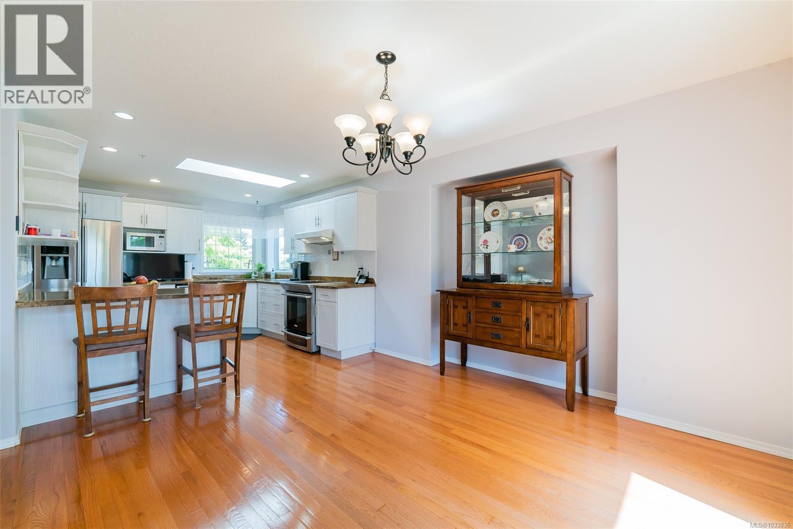 6137 Saturna Ave - 6
