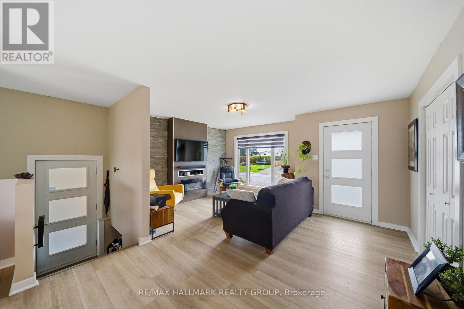 60 RICHARD STREET - 7