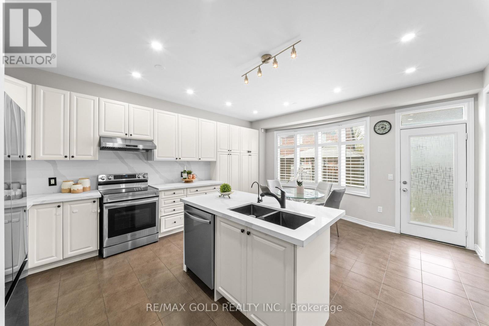 10 ROUGEBANK AVENUE - 16