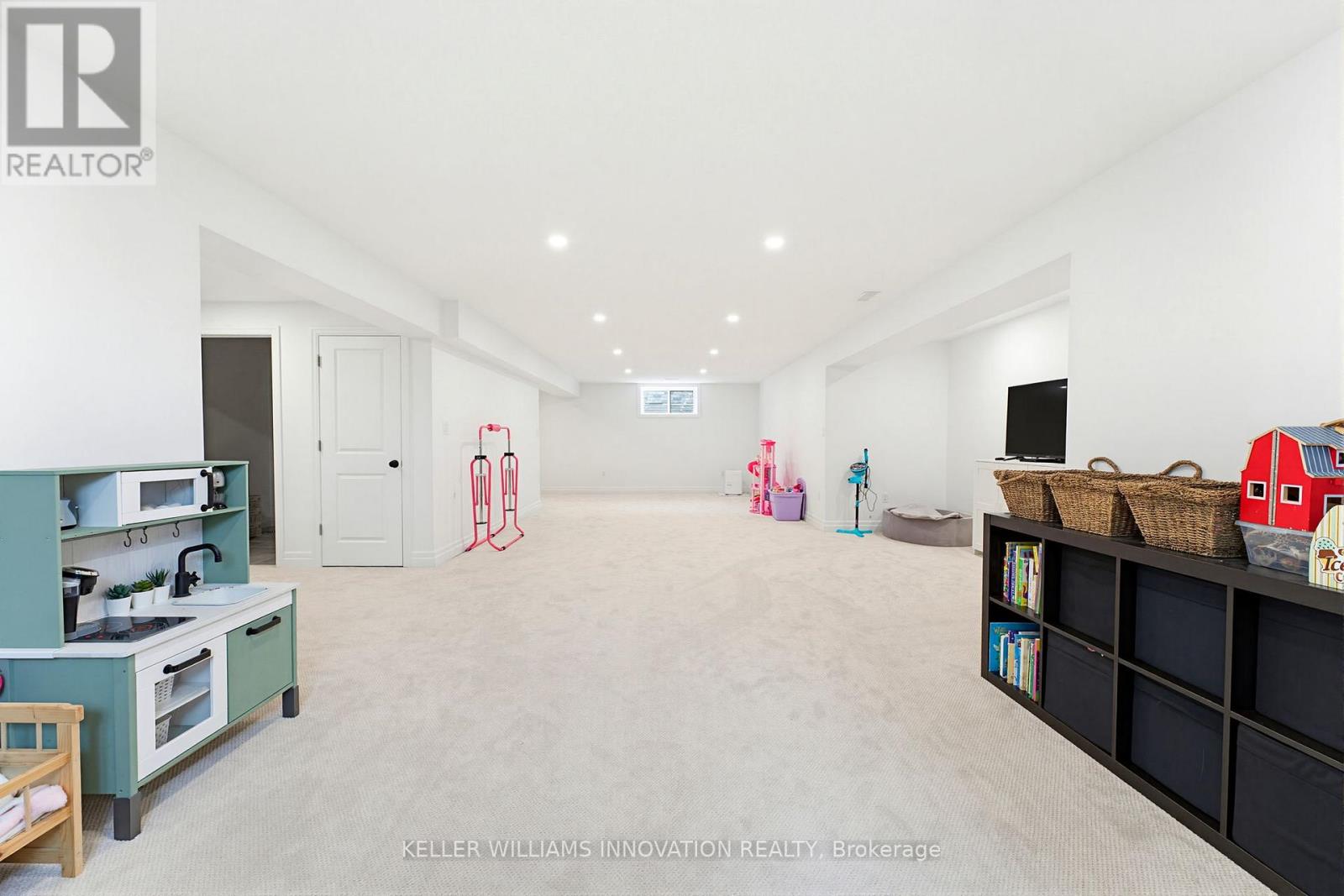 24 GILMER CRESCENT - 28