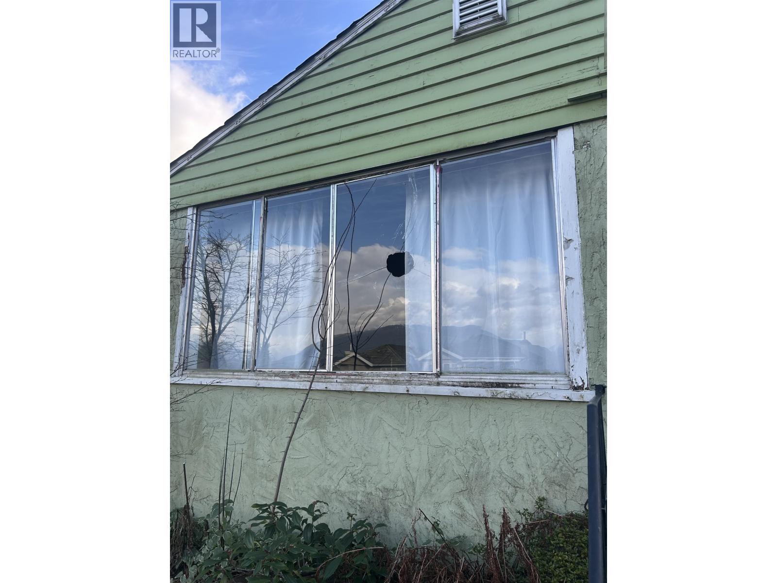 4386 OXFORD STREET — photo 2