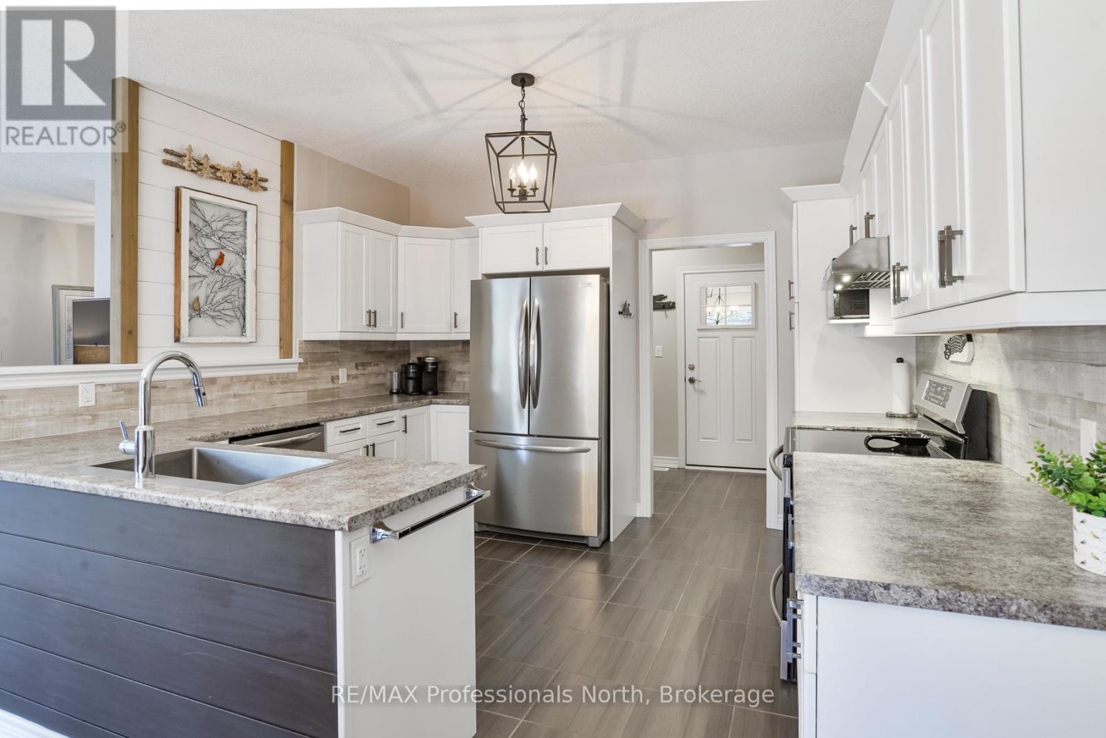 19 SELKIRK DRIVE - 12