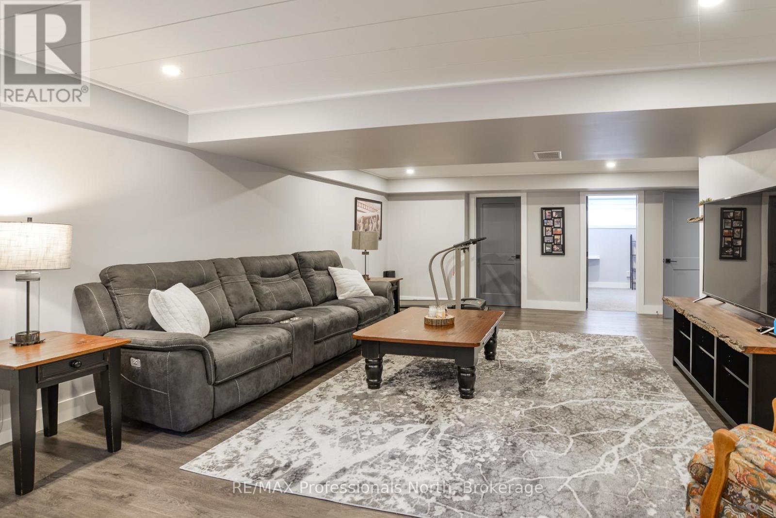 19 SELKIRK DRIVE - 23