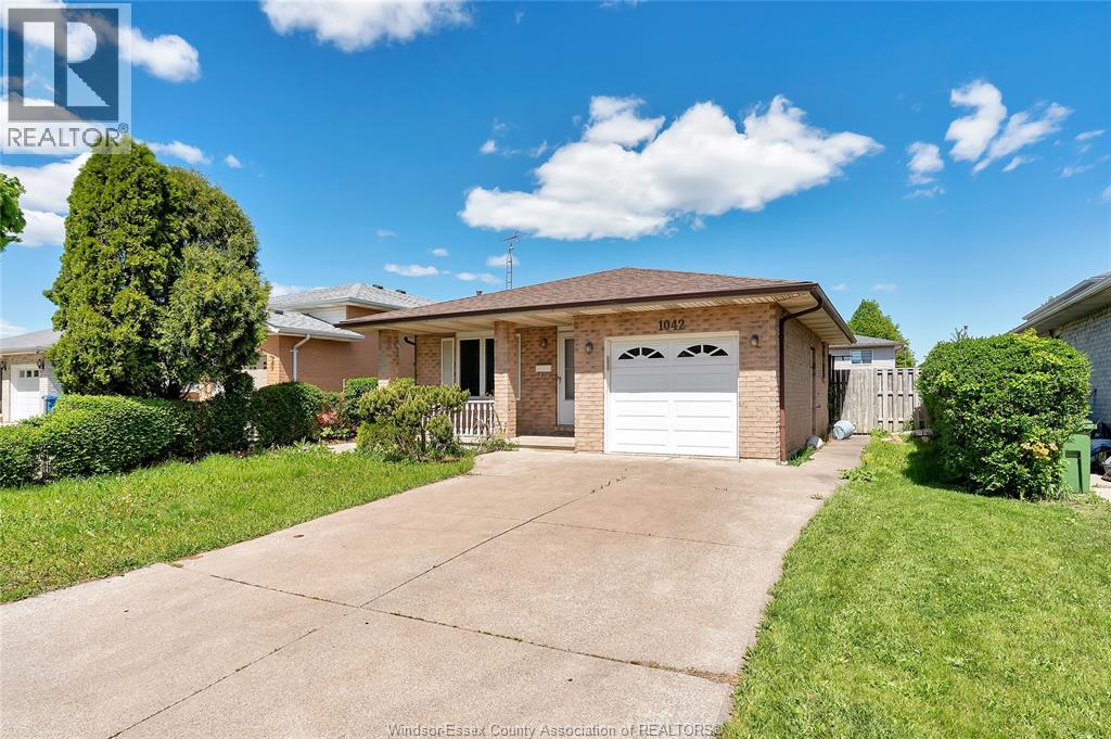 1042 BROOKVIEW CRESCENT - 2