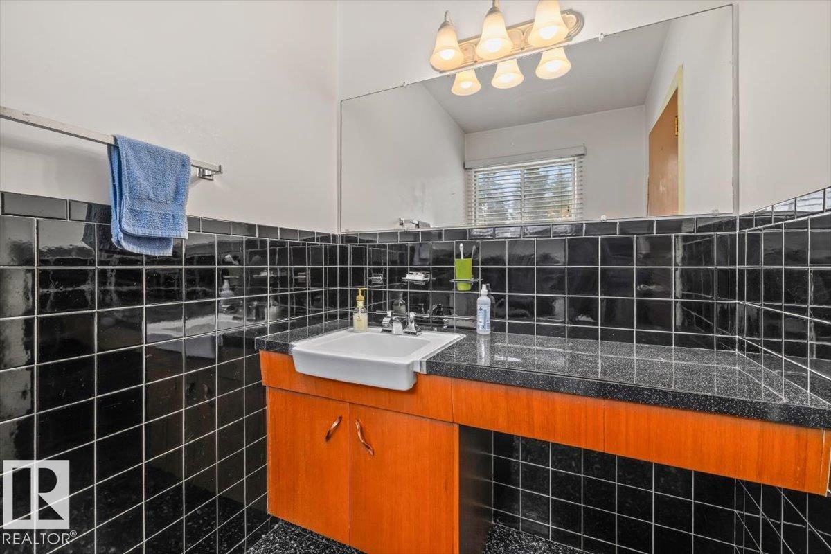 9732 64 ST NW, Edmonton