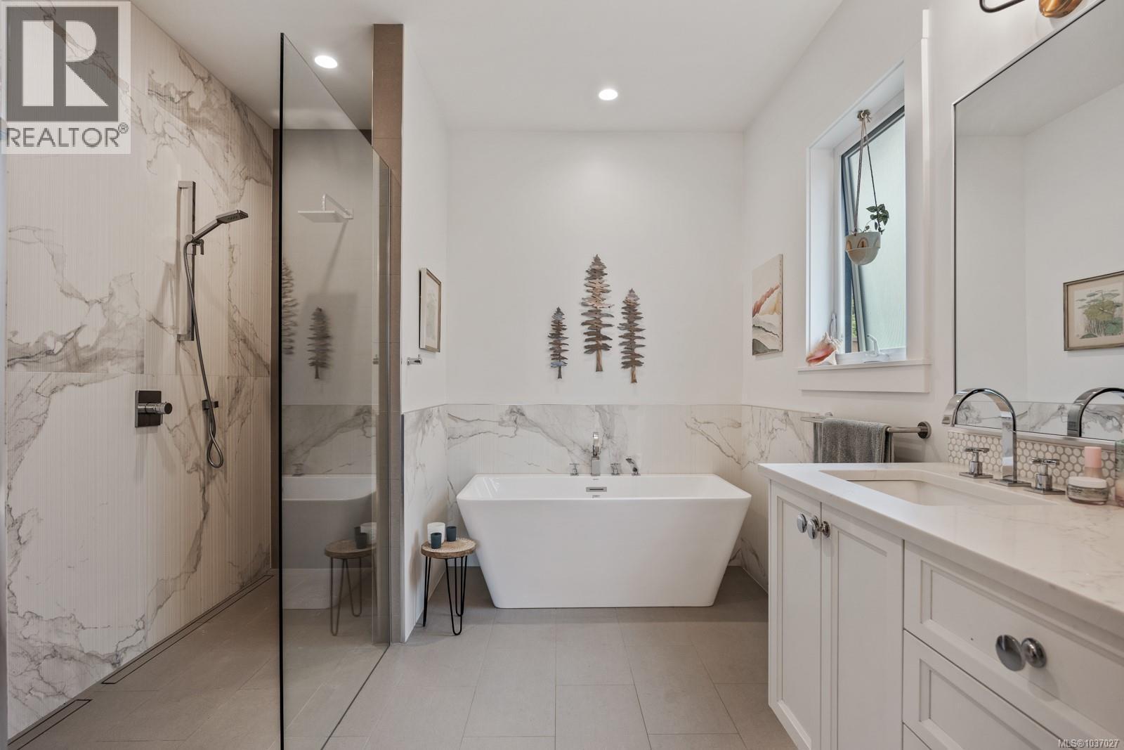 4033 Buckstone Rd, Courtenay
