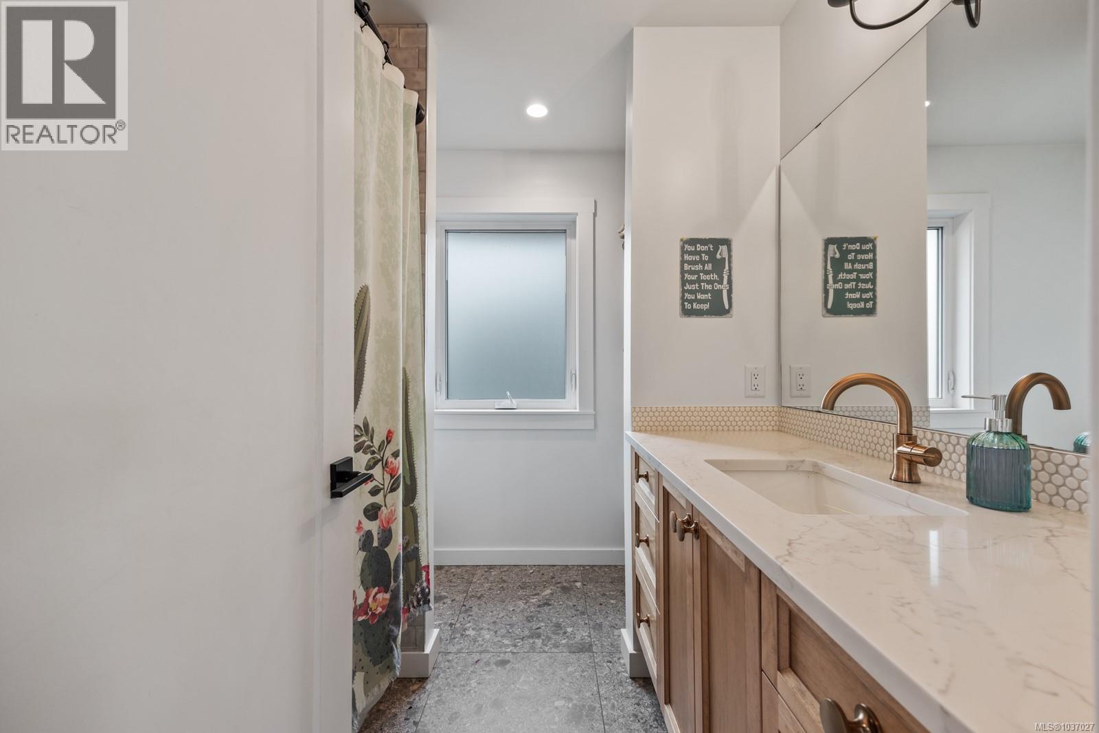 4033 Buckstone Rd, Courtenay