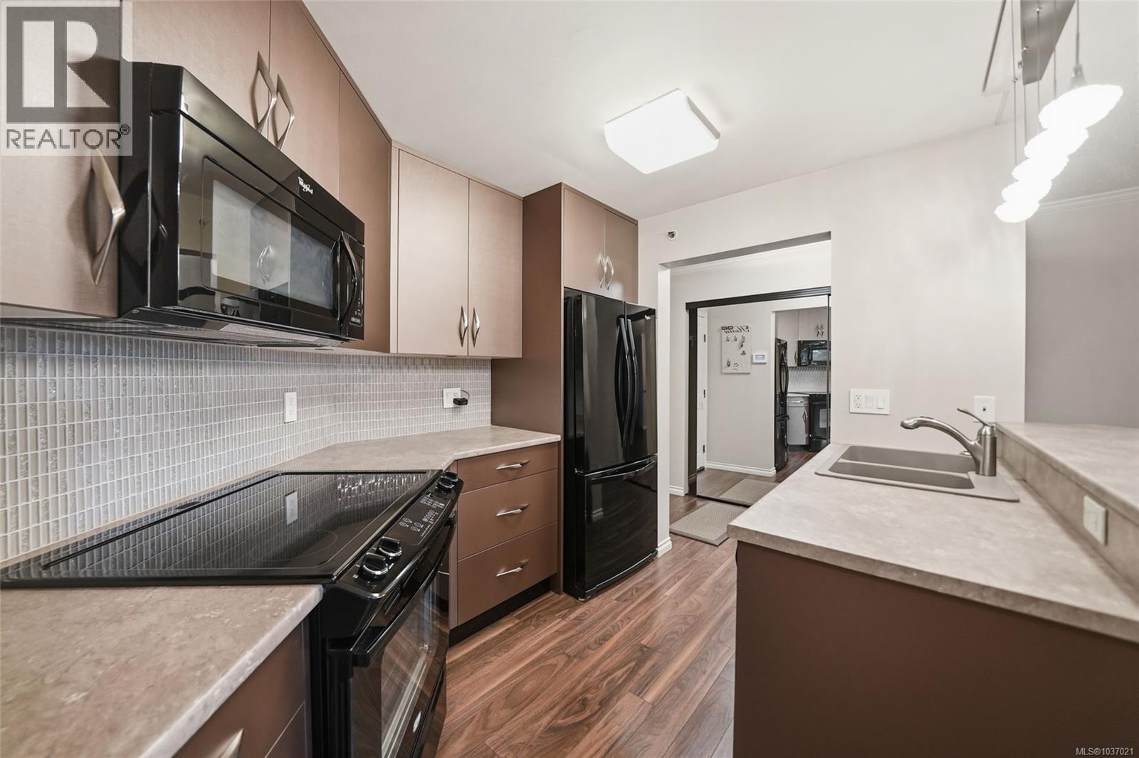 #107 1685 Estevan Rd - 10