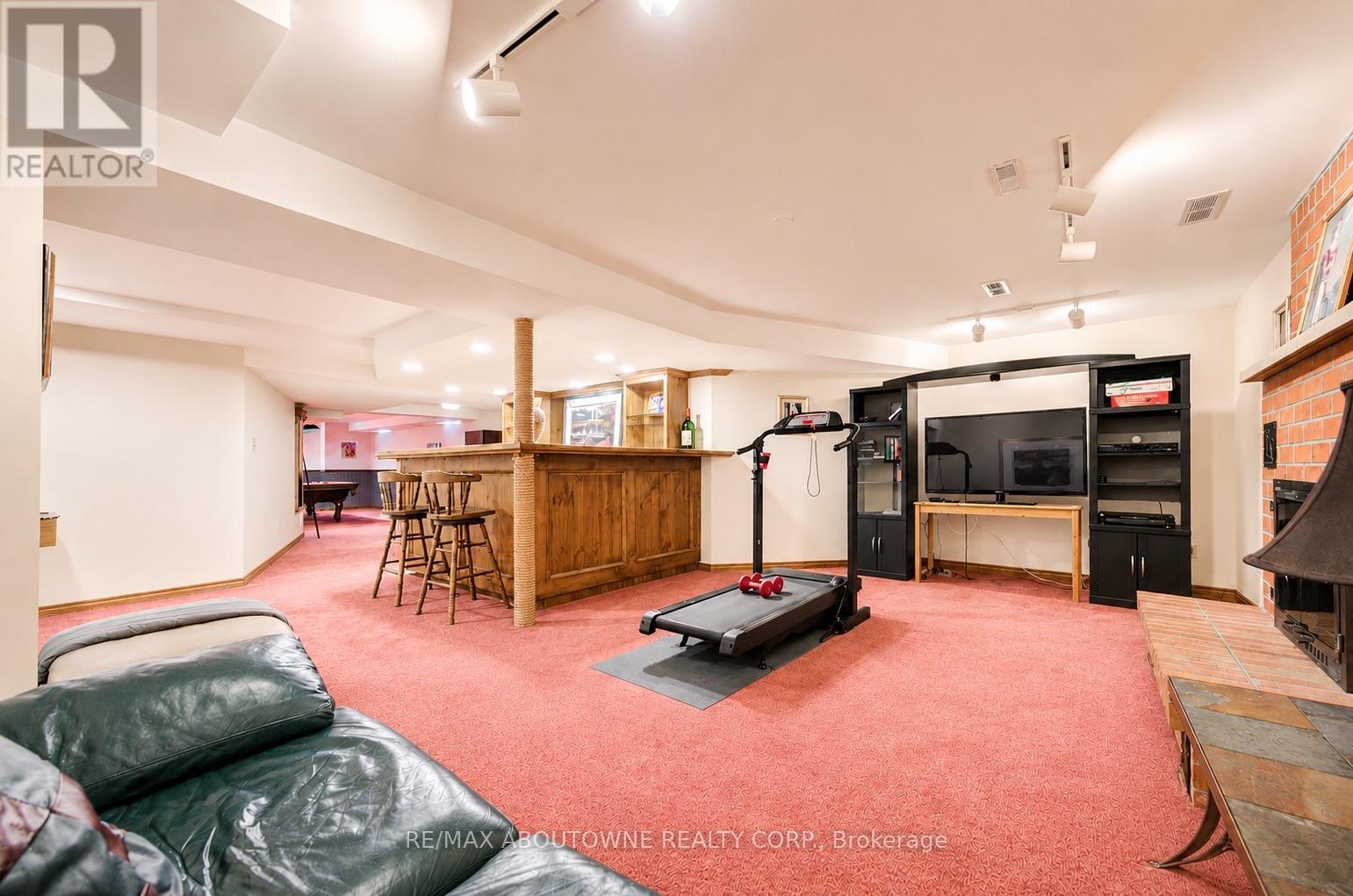 1471 THE LINKS DRIVE - 44
