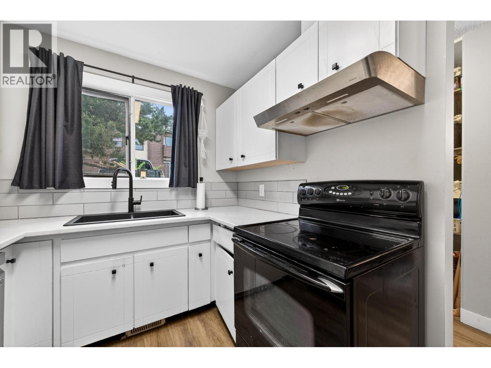 #9 250 Pemberton Terrace - 10