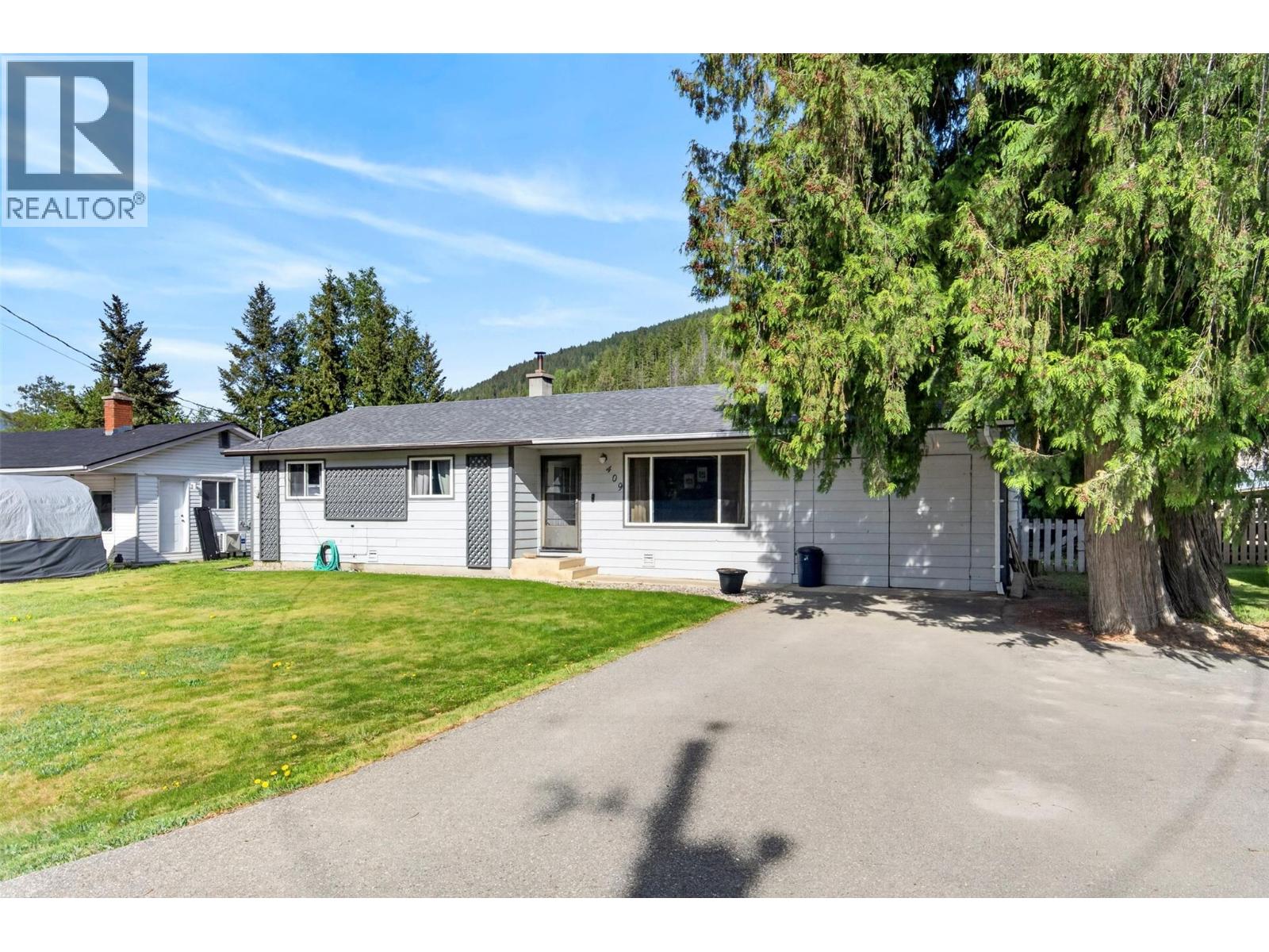  409 Oak Avenue, Sicamous