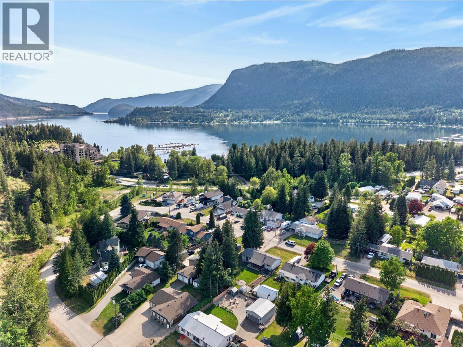  409 Oak Avenue, Sicamous