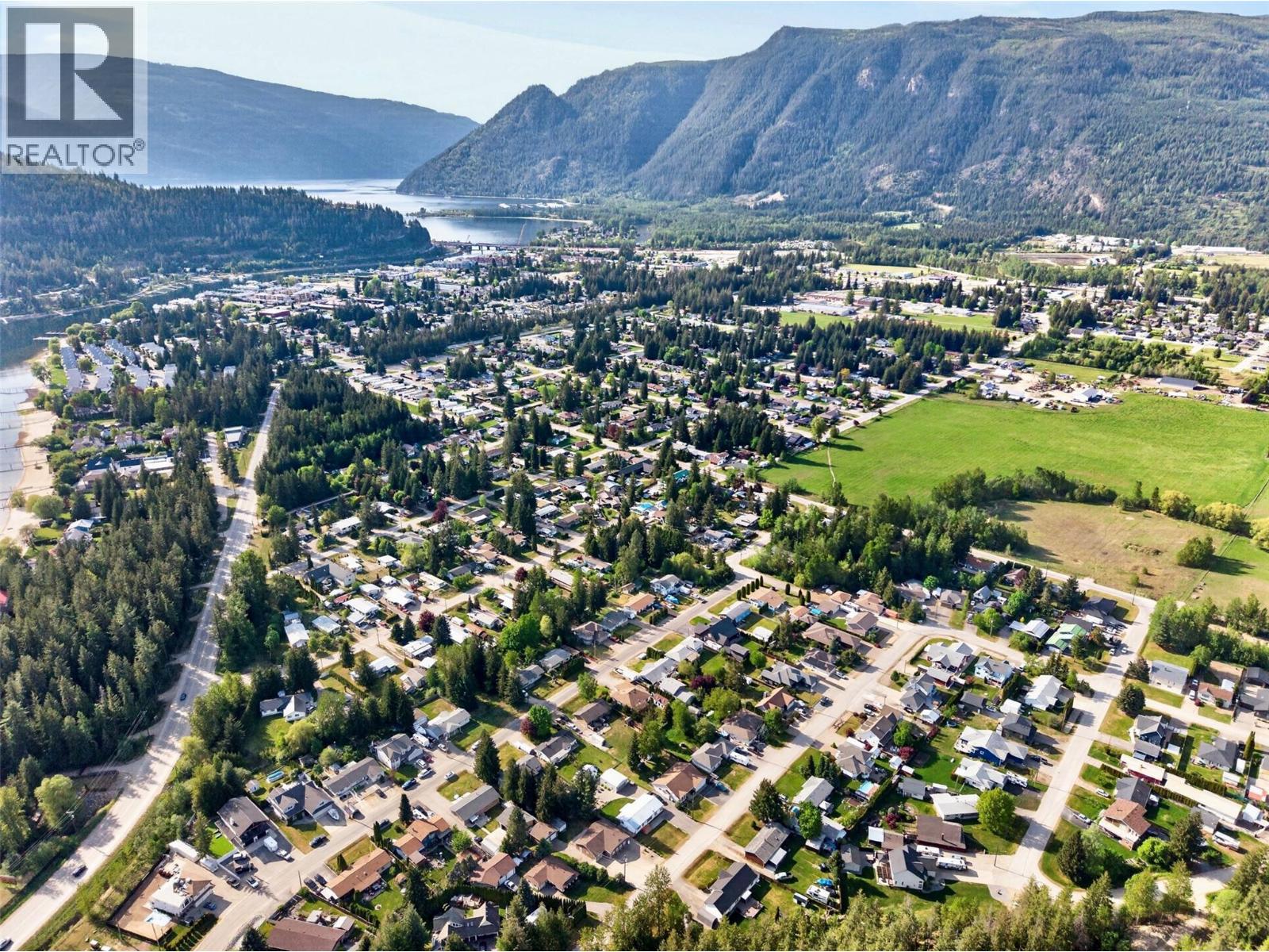  409 Oak Avenue, Sicamous