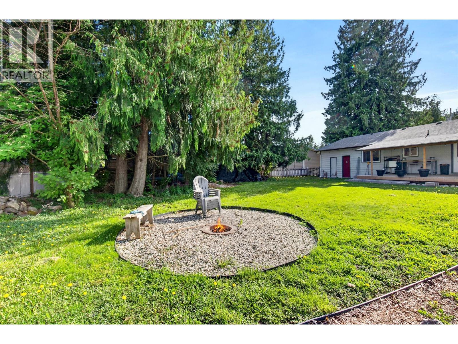  409 Oak Avenue, Sicamous