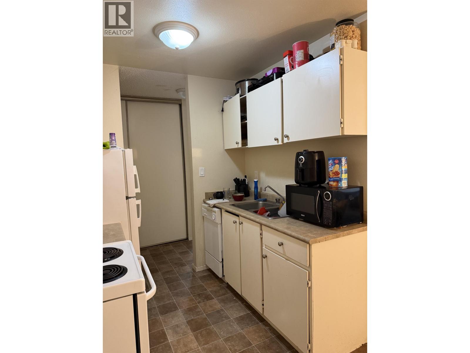 #205 280 N BROADWAY AVENUE - 11