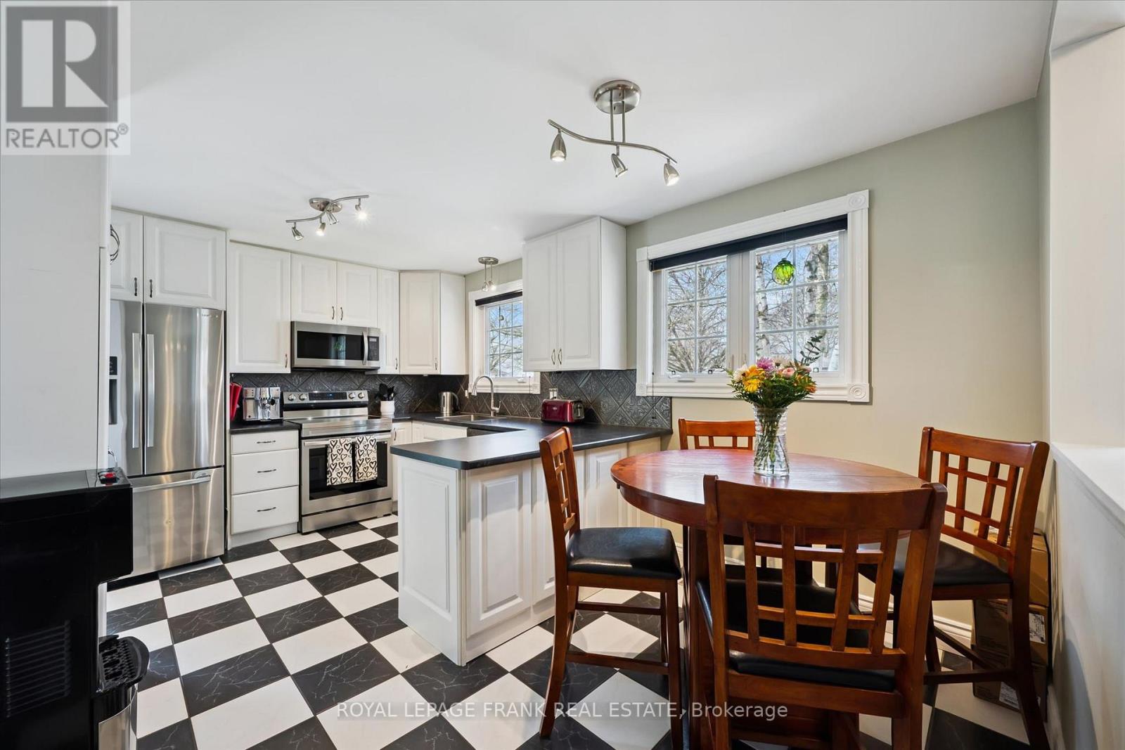 11 ARGYLE DRIVE - 10