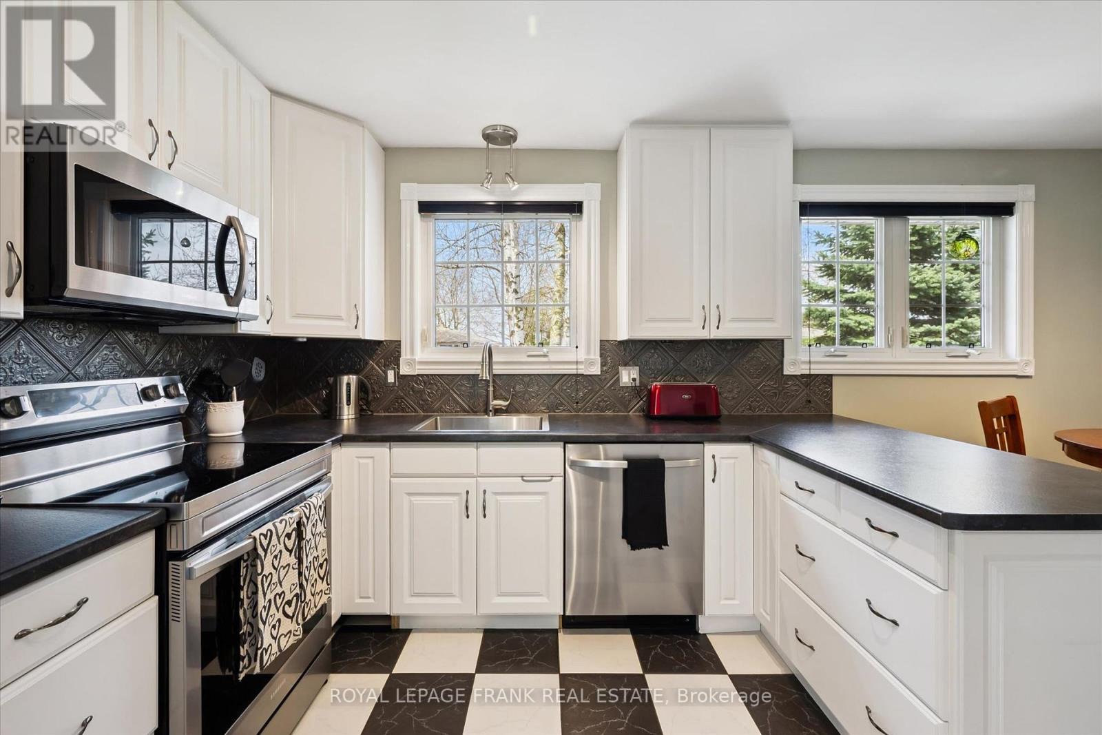 11 ARGYLE DRIVE - 12