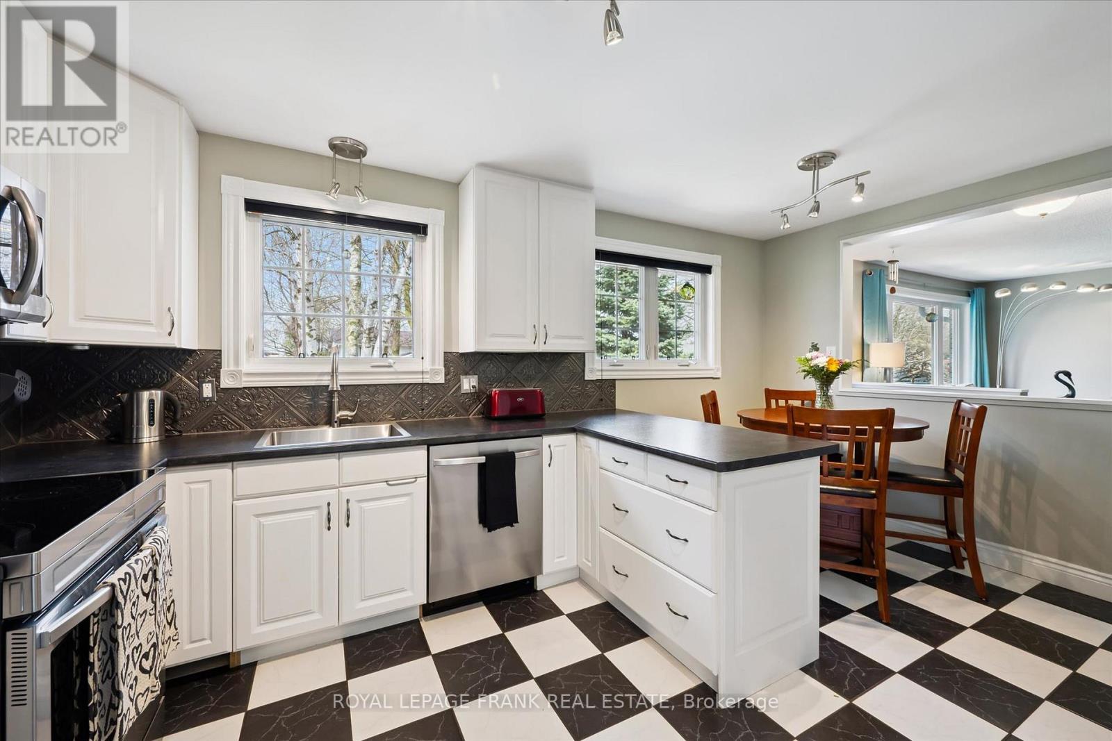 11 ARGYLE DRIVE - 13