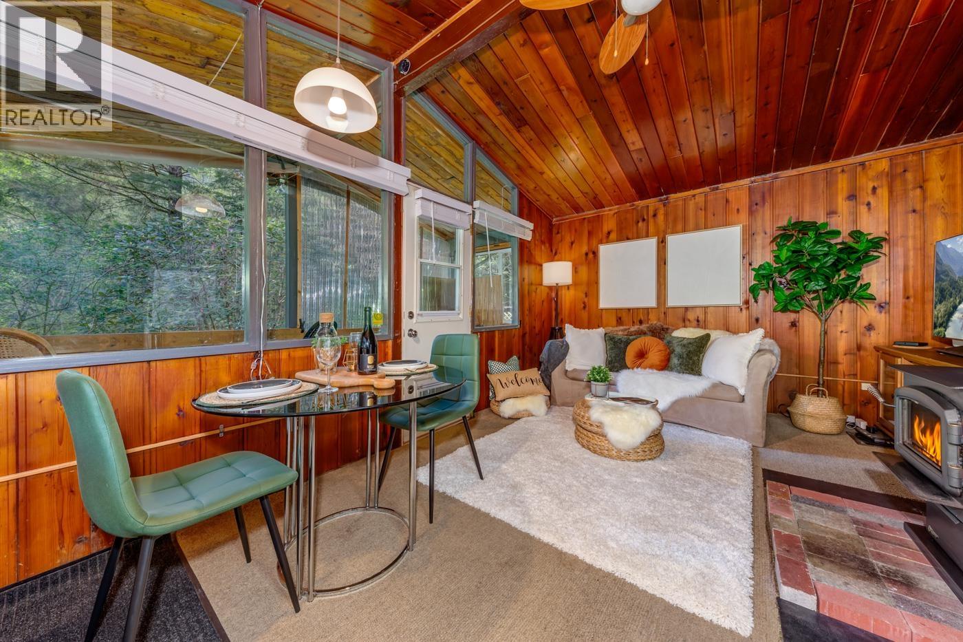 10009 PARADISE VALLEY ROAD, Squamish