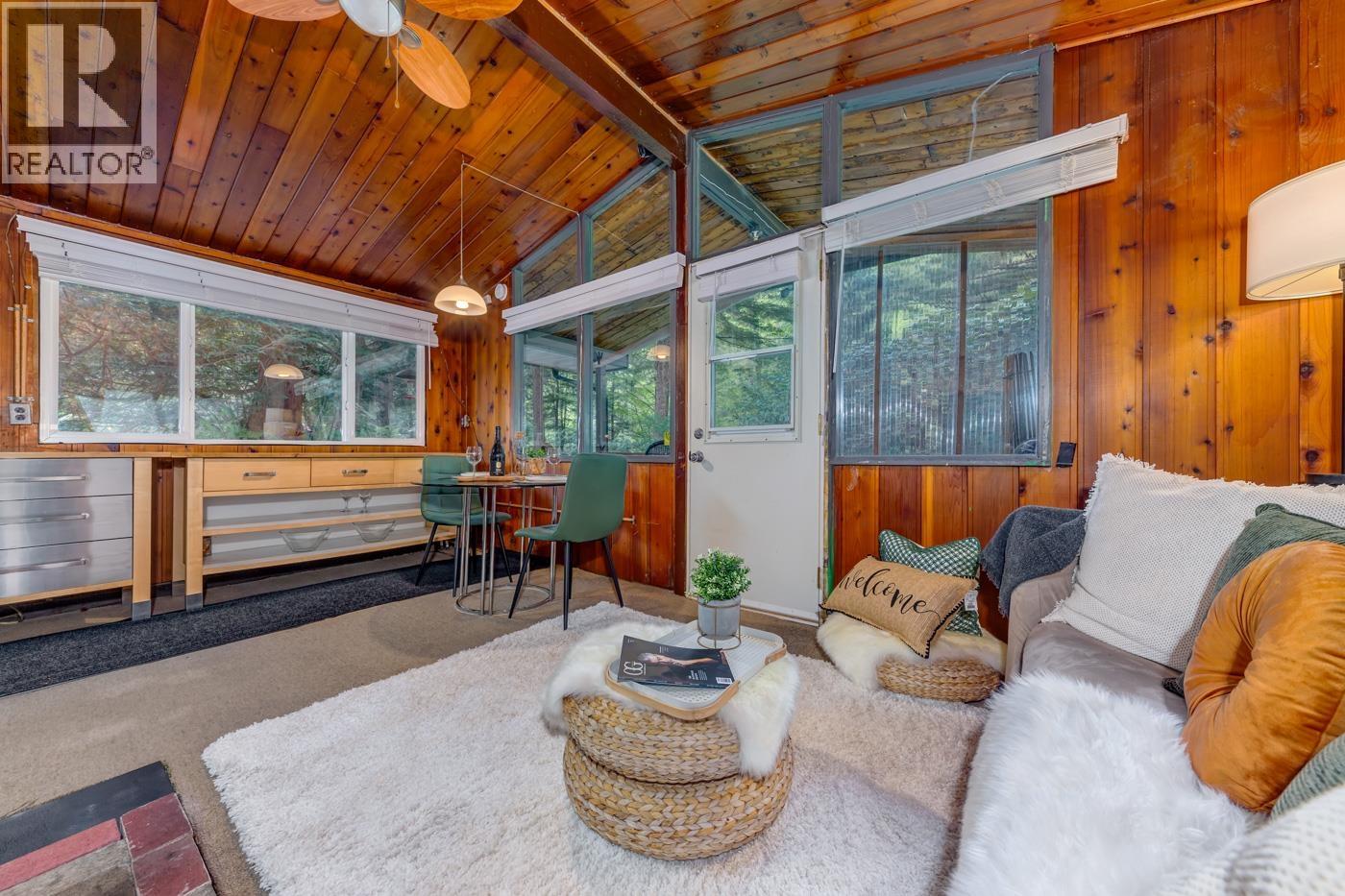 10009 PARADISE VALLEY ROAD, Squamish