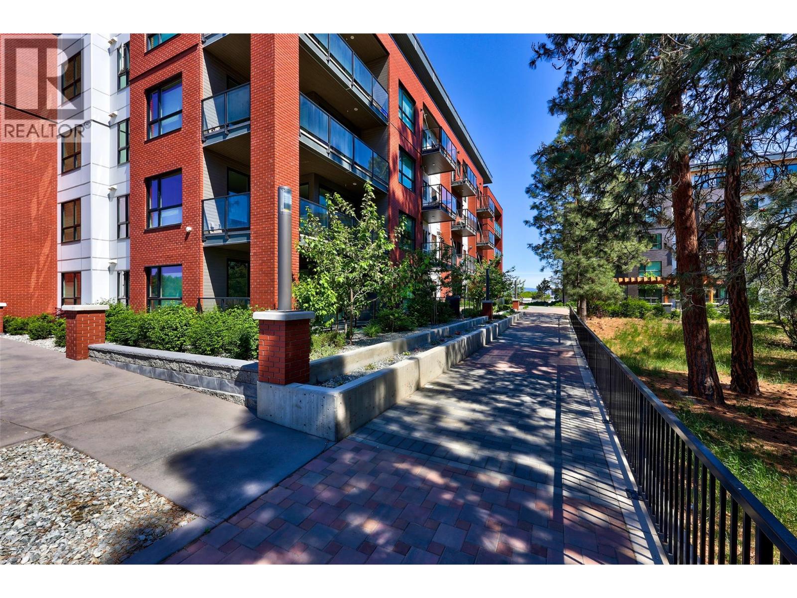 #105 875 University Drive - 11