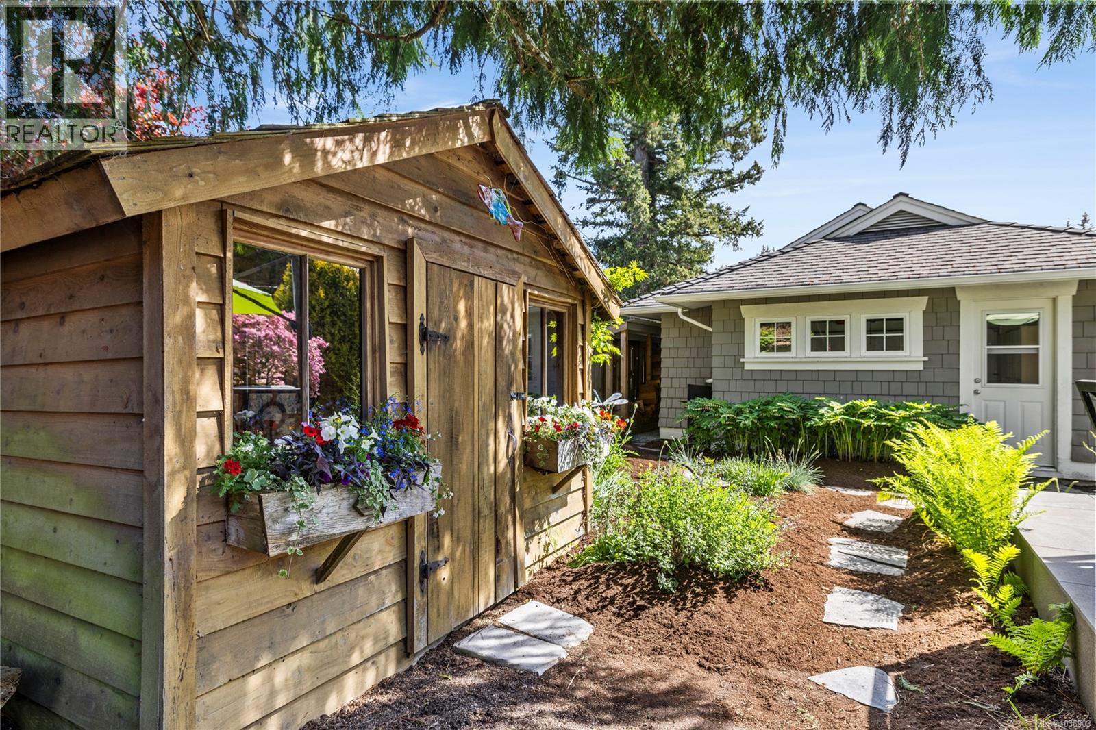 202 Crescent Rd E - 21