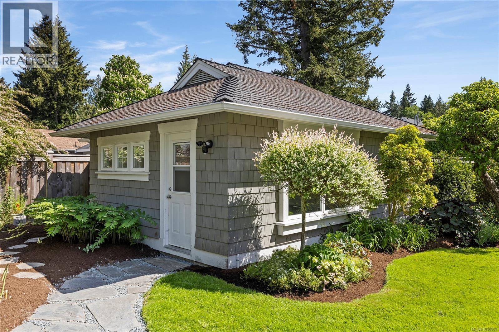 202 Crescent Rd E - 34