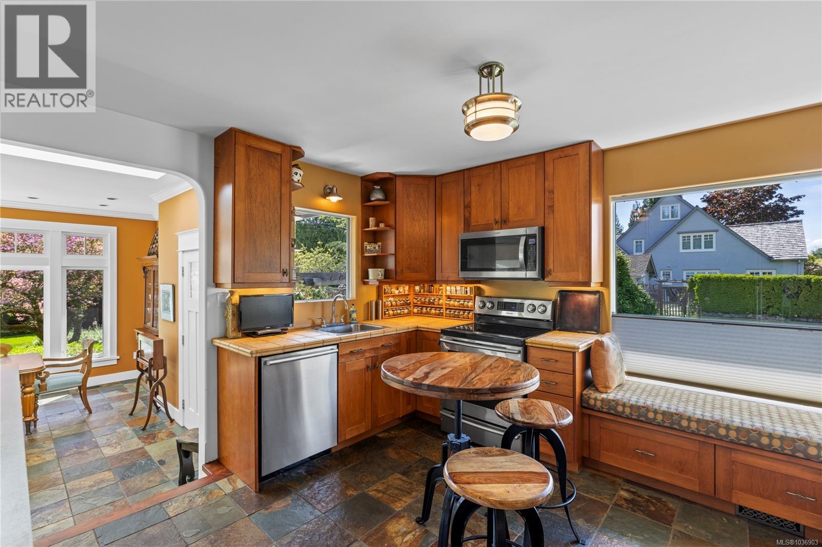 202 Crescent Rd E - 26