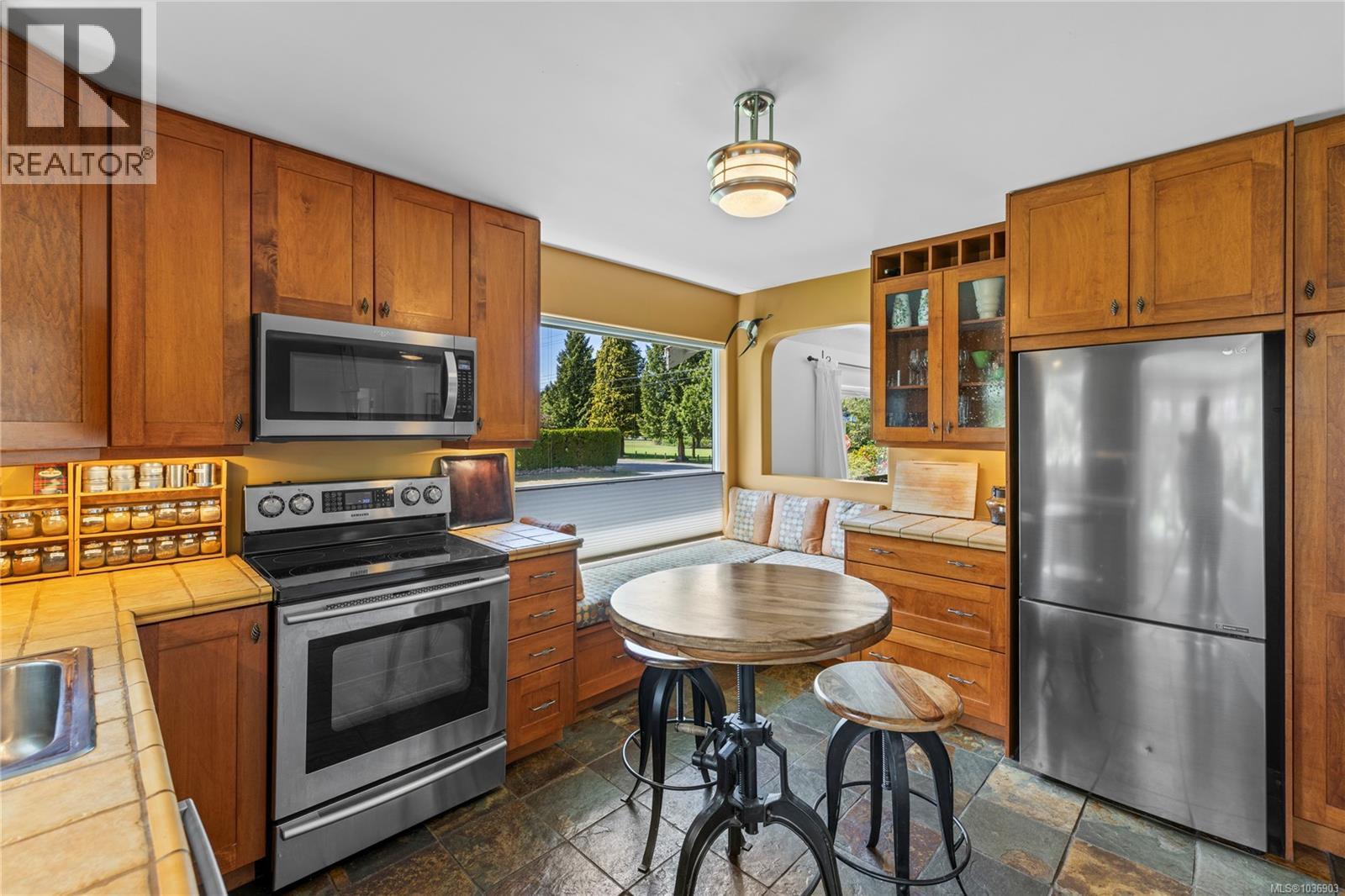 202 Crescent Rd E - Image 2