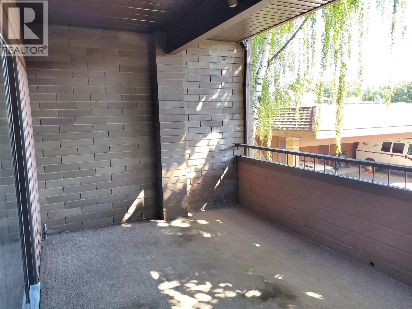 206 983 Bernard Avenue, Kelowna