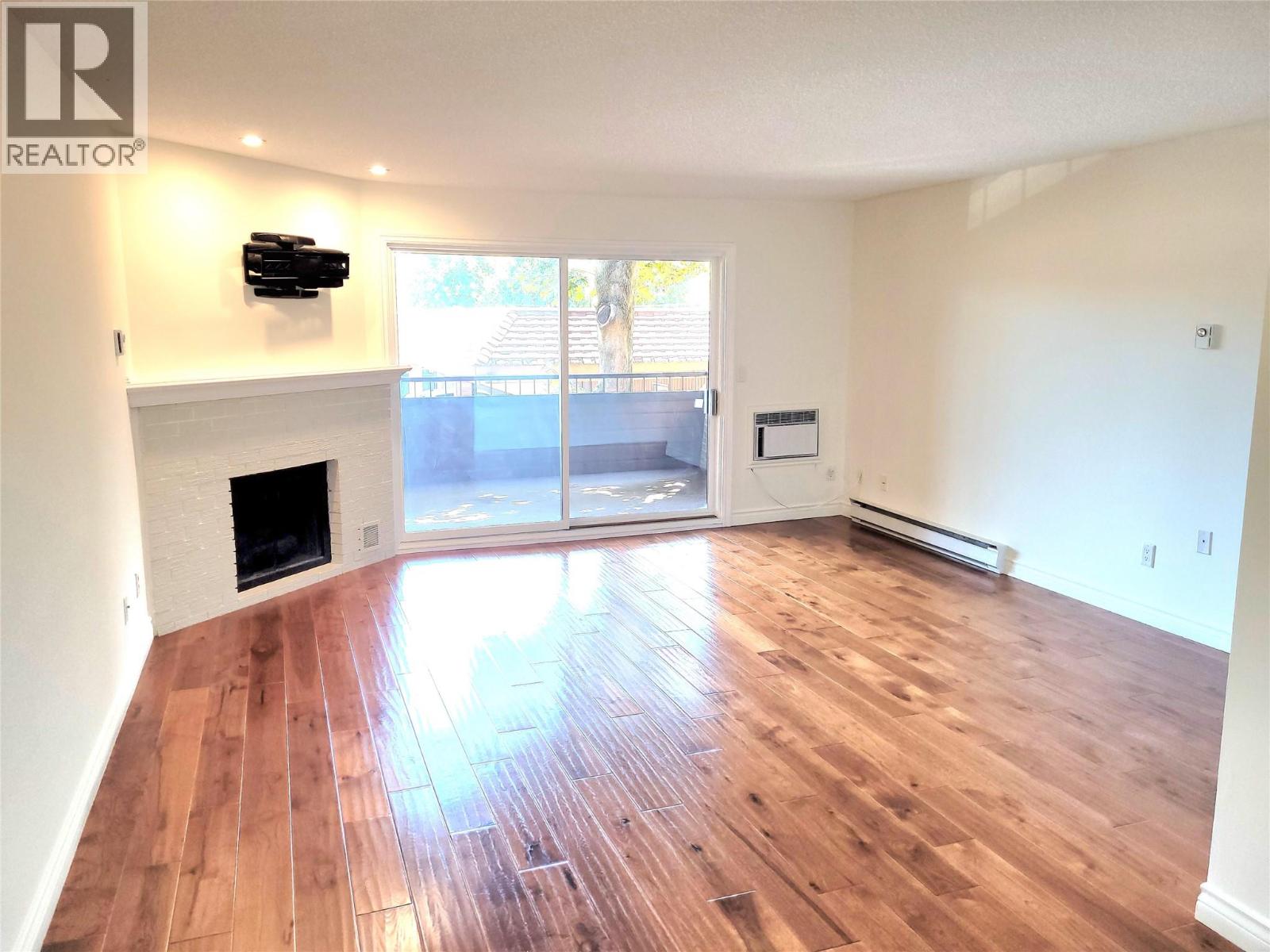 206 983 Bernard Avenue, Kelowna