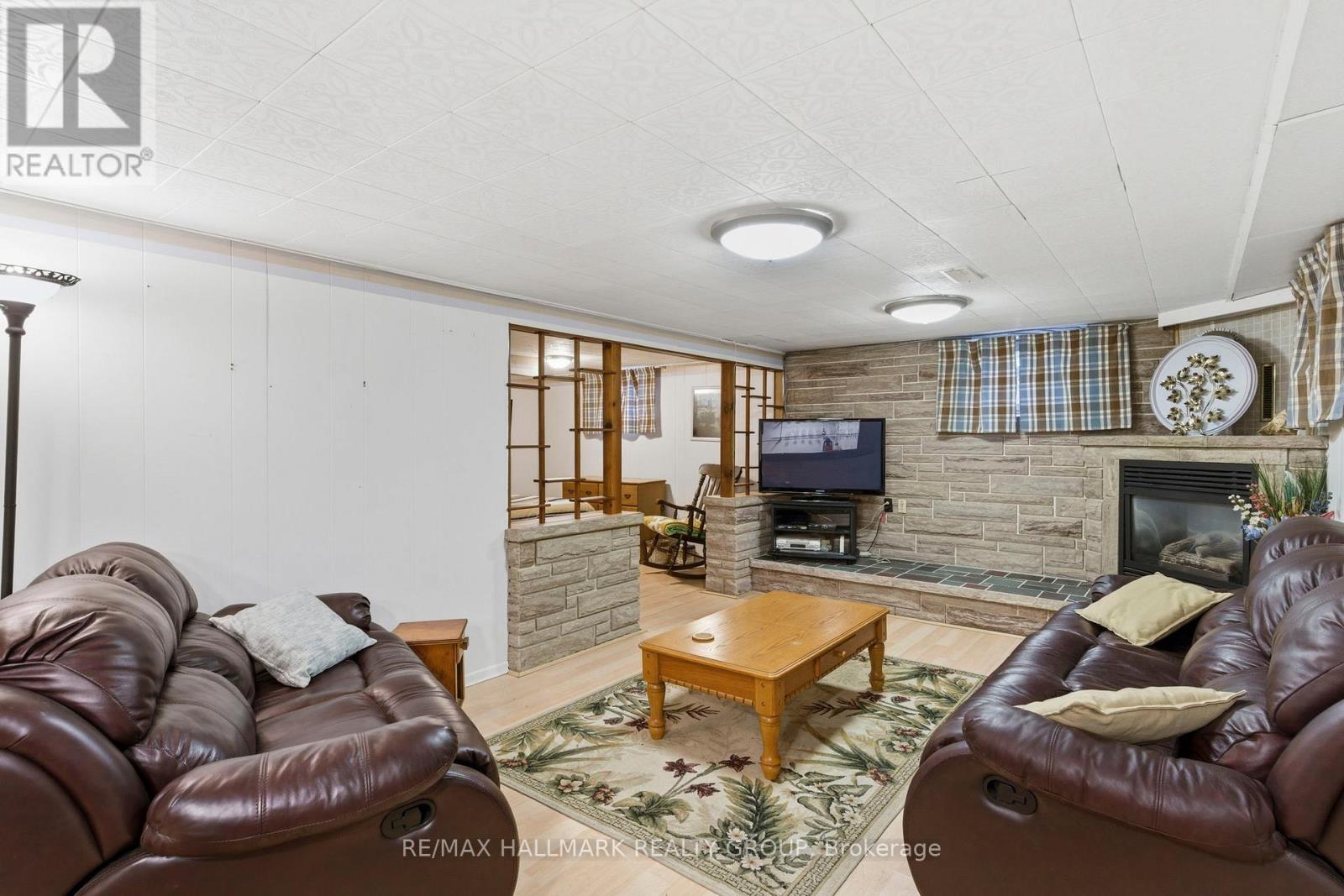 23 ALDERSHOT AVENUE - 33