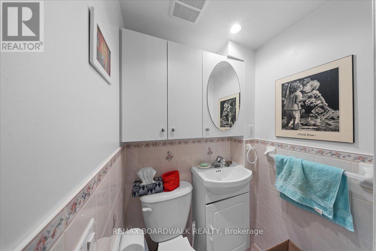 204- 206 JEANNE MANCE STREET - 10