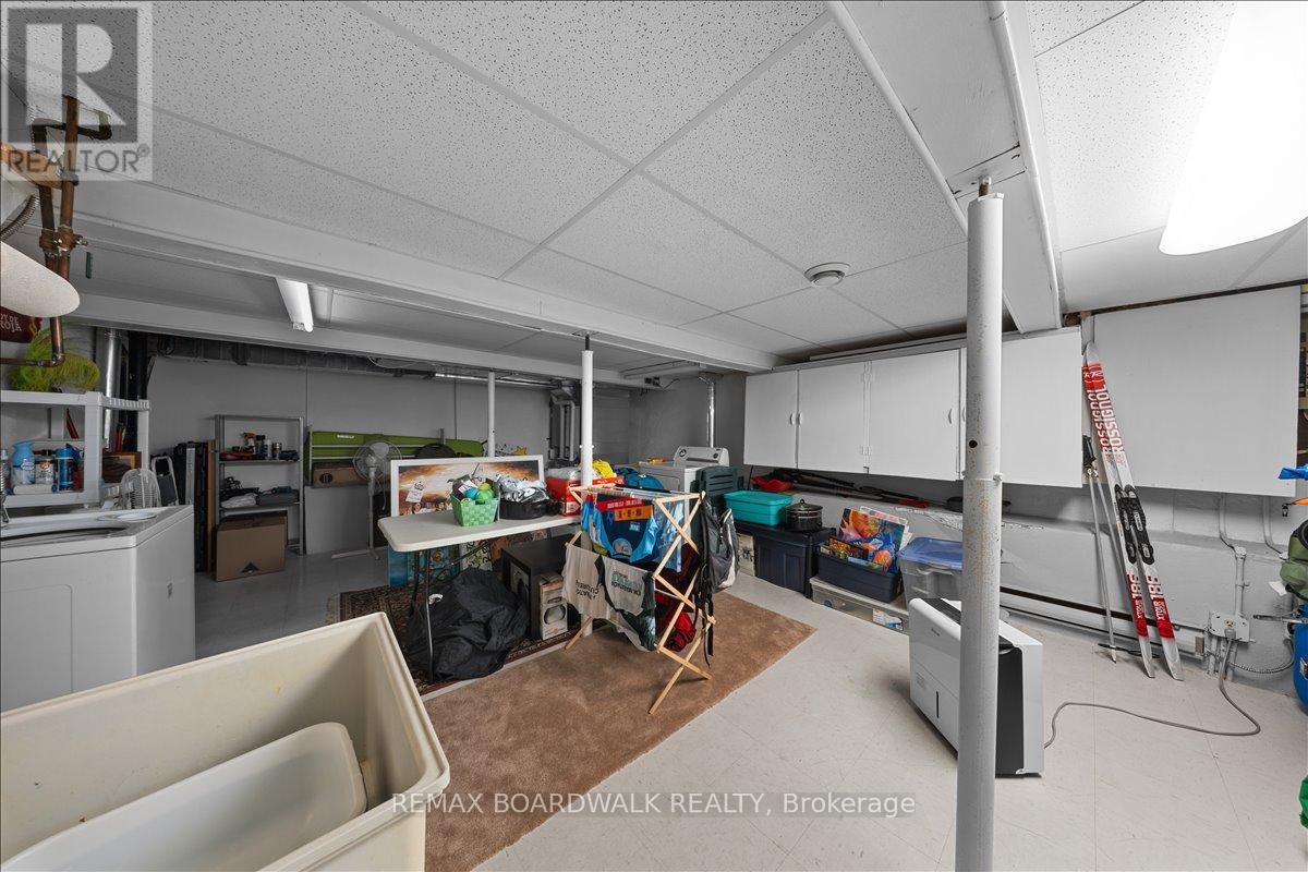 204- 206 JEANNE MANCE STREET - 12