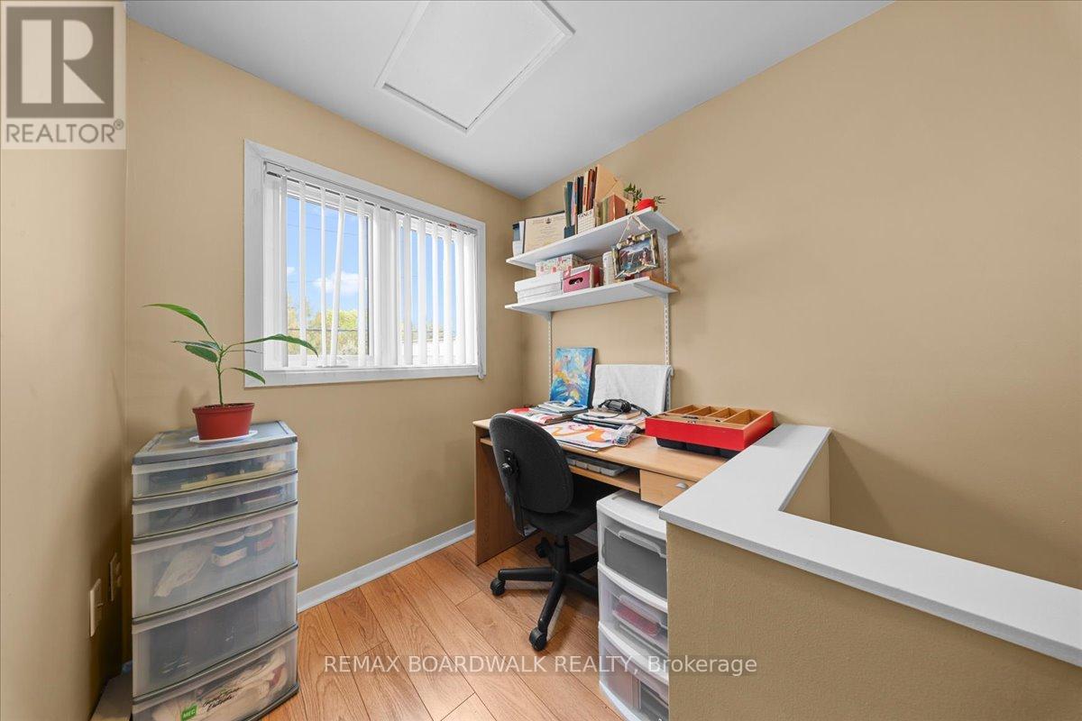 204- 206 JEANNE MANCE STREET - 16