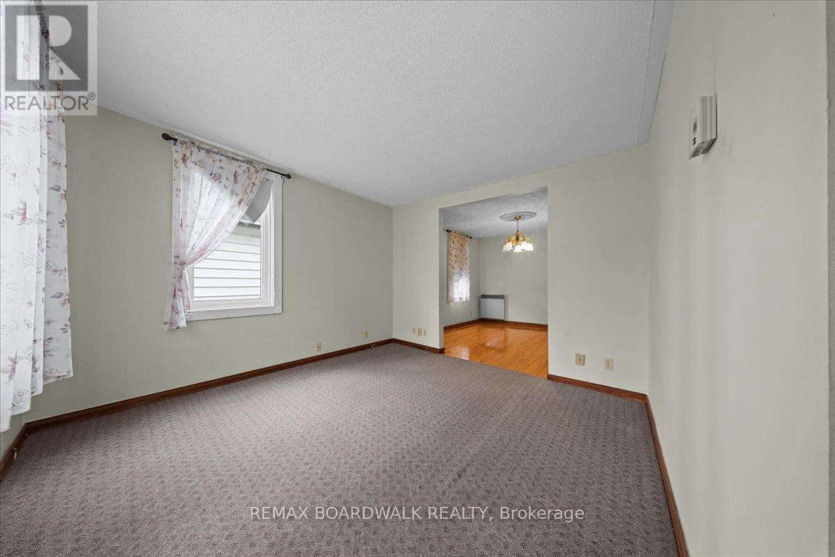204- 206 JEANNE MANCE STREET - 19