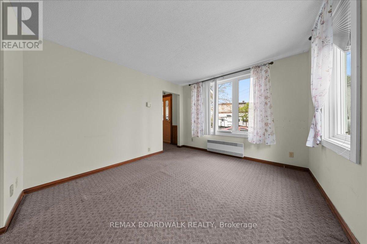 204- 206 JEANNE MANCE STREET - 20