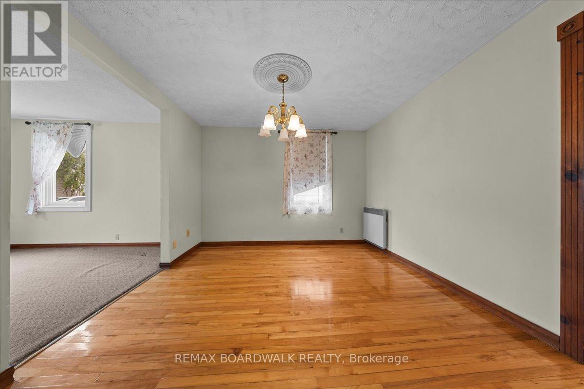 204- 206 JEANNE MANCE STREET - 21